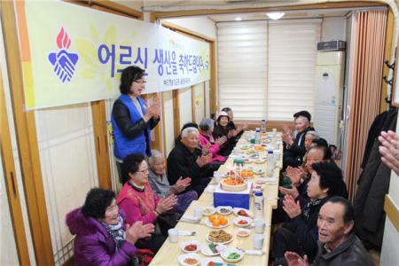 율천동 바르게살기위원회 홀몸 어르신 생신상 차려